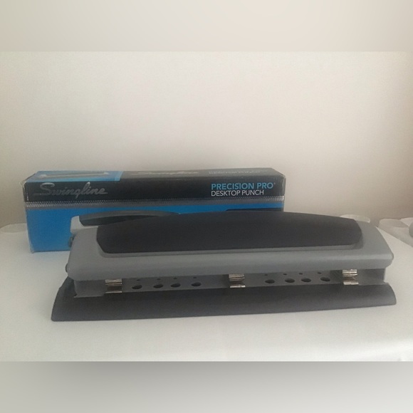 Swingline desktop hole punch - Picture 1 of 4